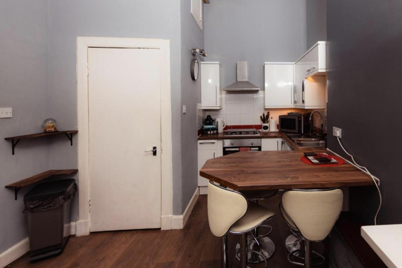 Warm Apartment By Holyrood Palace! Единбург Екстер'єр фото