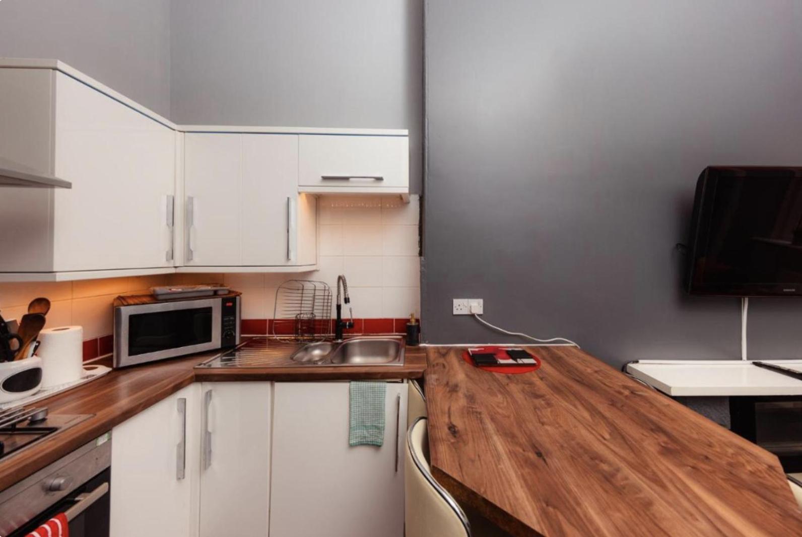 Warm Apartment By Holyrood Palace! Единбург Екстер'єр фото